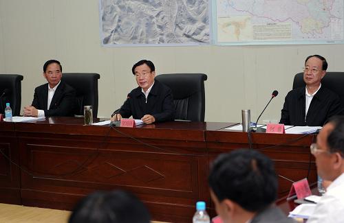 8月17日,中共中央政治局常委、中央纪委书记贺国强在青海省玉树藏族自治州出席玉树地震灾后安置、恢复重建暨监督检查工作汇报会并发表讲话。新华社记者 李涛 摄
