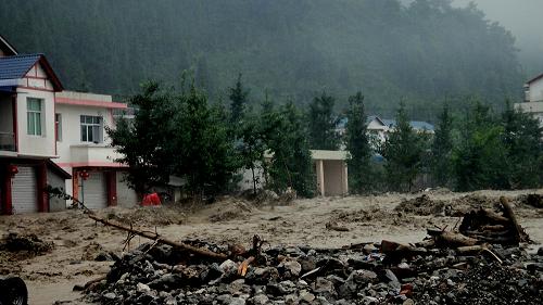 这是清平大桥段洪水冲过时的情景(8月19日摄)。8月18日20点至8月19日8点,遭遇“8·13”特大泥石流袭击的四川省绵竹市清平乡再遭暴雨袭击,绵竹市普降大暴雨,局部特大暴雨。截至8月19日9点,降雨稍稍减弱,但绵远河清平老桥段水量和水位还在上涨,文家沟沟口新增淤积物厚度达到2至3米,沟口的房屋全部损毁。据气象部门预计,8月19日绵竹将持续降水。新华社发(王平 摄)