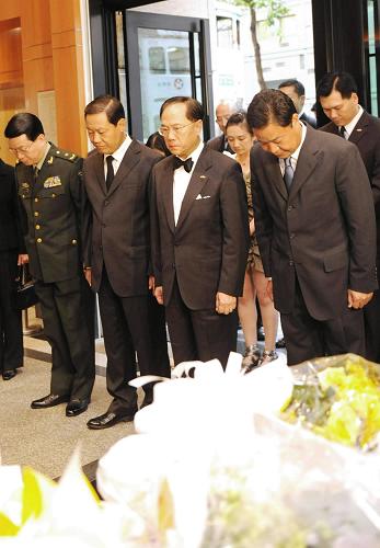 8月24日,香港特别行政区行政长官曾荫权(前右二)、中央驻港联络办主任彭清华(前左二)、外交部驻港特派员吕新华(前右一)及中国人民解放军驻香港部队副政委饶新建(前左一)在吊唁处向遇难香港同胞默哀。当日,香港民政事务总署在湾仔礼顿山礼堂设立吊唁处,悼念在菲律宾马尼拉香港旅行团被挟持事件中遇难的香港同胞。新华社发(李秋婵 摄)