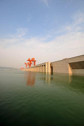 这是水位即将达到175米的三峡大坝(10月24日摄)。10月25日17时,三峡上游水位达到174.81米,入库流量为每秒12800立方米。中国长江三峡集团公司25日召开新闻发布会宣布,根据调度安排,三峡工程将于10月26日上午9时实现175米蓄水目标。新华社记者 郝同前 摄