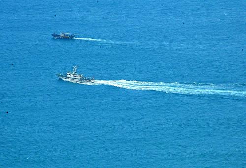 10月25日,搜救船只在海上进行搜救。当日,200多名台湾陆海空搜救人员持续在苏花公路和附近海域、空域进行全方位搜寻,陆上、海上、海面下和空中搜寻同步展开。由于24日苏花公路114.5公里下边坡处陆续发现部分游览车残骸,搜救人员怀疑人车可能翻覆在当地或掉落到附近海中。台方投入更多水下作业人员进行搜寻。新华社记者 何俊昌 摄