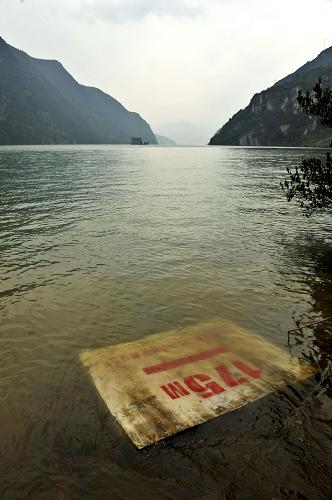10月25日拍摄的长江三峡库区湖北巴东杨家棚水位标尺。 当日17时,三峡上游水位达到174.81米,入库流量为每秒12800立方米。中国长江三峡集团公司召开新闻发布会宣布,根据调度安排,三峡工程将于10月26日实现175米蓄水目标。新华社发(张晓峰 摄)