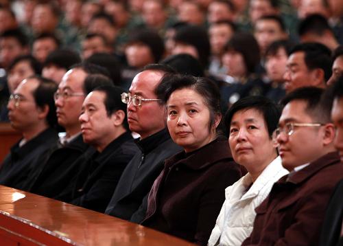 10月26日,中宣部、国家民委、人力资源和社会保障部、解放军总政治部、青海省委联合主办的青海玉树抗震救灾先进事迹报告会在北京人民大会堂举行。首都各界人士在认真听会(10月26日摄)。新华社记者 刘卫兵 摄
