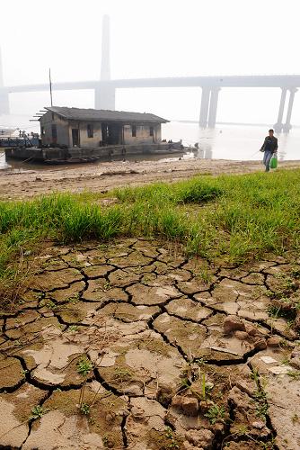持续枯水使得长沙湘江银盆岭大桥附近大面积河滩裸露(11月2日摄)。据长沙水文站介绍,连日的久晴不雨导致了湘江水位下降严重。截至11月2日上午8时,湘江长沙段水位已经下降到26.16米,低于千吨级航道设计水位0.19米。目前湘江长沙段有大片河滩裸露,航道变窄,航运受到一定影响。新华社记者 龙弘涛 摄