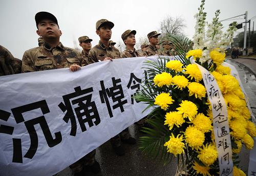 12月13日,部队新兵参加在“侵华日军南京大屠杀中山码头遇难同胞纪念碑”前举行的悼念活动。当日,南京各界群众集会悼念侵华日军南京大屠杀30万同胞遇难73周年。在南京下关“侵华日军南京大屠杀中山码头遇难同胞纪念碑”前的分会场,来自各单位和街道社区的机关干部、市民群众、部队官兵及大屠杀幸存者代表一同举行悼念仪式,凭吊遇难同胞。新华社记者 孙参 摄