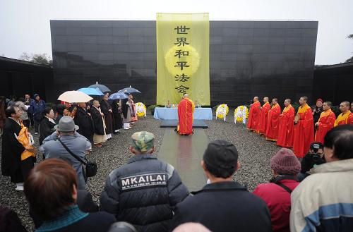 12月13日是南京大屠杀30万遇难同胞73周年祭日。来自日本的10多位僧人和南京毗卢寺的50多位僧人和佛教信徒,以及30位南京大屠杀幸存者代表及遇难者遗属在侵华日军南京大屠杀遇难同胞纪念馆祭场举行和平法会,悼念南京大屠杀30万遇难同胞。新华社记者 韩瑜庆 摄