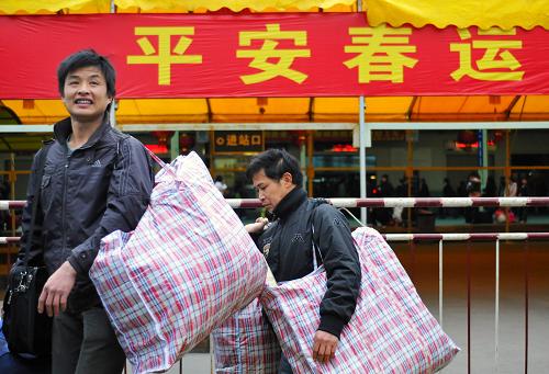 这是厦门火车站前准备回家的打工者(1月19日摄)。1月19日,2011年铁路春运正式启动。2011年铁路春运自2011年1月19日起至2月27日止,为期40天。春运期间,全国铁路预计发送旅客2.3亿人次,同比增加2554万人次,增长12.5%,日均575万人次。其中,发送直通旅客9200万人次,同比增长11.6%。新华社记者 魏培全 摄