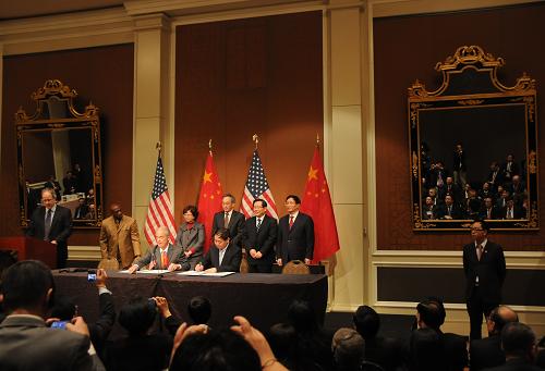 1月18日,在美国首都华盛顿,参加中美清洁能源论坛的中美企业正在签署合作协议。当日,“第二届中美清洁能源务实合作战略论坛:未来十年中美关系”(简称中美清洁能源论坛)在美国首都华盛顿开幕,与会的中美企业、研究机构签署多项清洁能源领域的合作协议,涉及高能效建筑、清洁煤、电动汽车等领域。新华社记者 蒋旭峰 摄