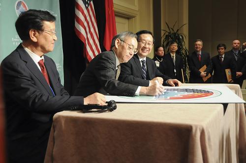 1月18日,在美国首都华盛顿举行的中美清洁能源务实合作战略论坛上,清洁能源研究中心授牌仪式正在举行。当日,“第二届中美清洁能源务实合作战略论坛:未来十年中美关系”(简称中美清洁能源论坛)在美国首都华盛顿开幕,与会的中美企业、研究机构签署多项清洁能源领域的合作协议,涉及高能效建筑、清洁煤、电动汽车等领域。新华社记者 蒋旭峰 摄
