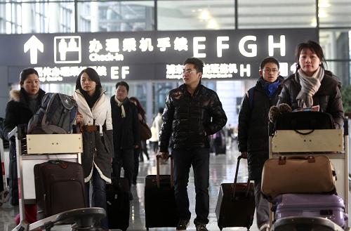 1月19日,旅客走进上海虹桥机场出发大厅。当日,2011年春运正式启动。据预测,今年春运期间,全国旅客运量将达到28.53亿人次,比上年春运增长11.6%。其中,铁路客运量达到2.3亿人次,增长12.5%;公路、水路客运量将分别达到25.56亿人次和3500万人次,比去年同期分别增长11.6%和6%;民航旅客运输量将达3220万人次,比去年增加10.8%。新华社记者 裴鑫 摄
