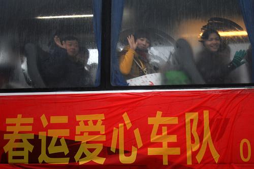 1月19日,在杭州北站开往湖北黄梅的第一辆春运爱心客车上,外来务工人员与送行者挥手告别。当日,2011年春运正式启动。据预测,今年春运期间,全国旅客运量将达到28.53亿人次,比上年春运增长11.6%。其中,铁路客运量达到2.3亿人次,增长12.5%;公路、水路客运量将分别达到25.56亿人次和3500万人次,比去年同期分别增长11.6%和6%;民航旅客运输量将达3220万人次,比去年增加10.8%。新华社记者 黄宗治 摄