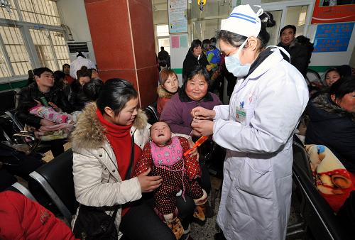 在安徽省蚌埠市固镇县城关镇卫生院,护士在为一位患儿输液(1月18日摄)。新华社记者 何俊昌 摄