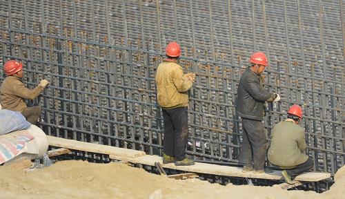 1月30日,工人在南水北调中线兴隆水利枢纽工程建设工地施工。年关时节,在南水北调中线兴隆水利枢纽工程建设工地,仍然是一派热火朝天的景象,许多工人放弃回家与亲人团聚的机会,坚守在建设工地,用劳动和汗水迎接兔年新春的到来。新华社发(吴燕军 摄)
