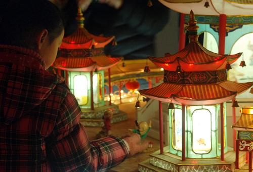 一位小朋友被造型逼真的彩灯吸引(2月16日摄)。当日,北京朝阳区三里屯“灯彩江湖”民间灯会开幕,百余盏大大小小的民间工艺彩灯把街区装点得格外喜庆。新华社记者 赵琬微 摄