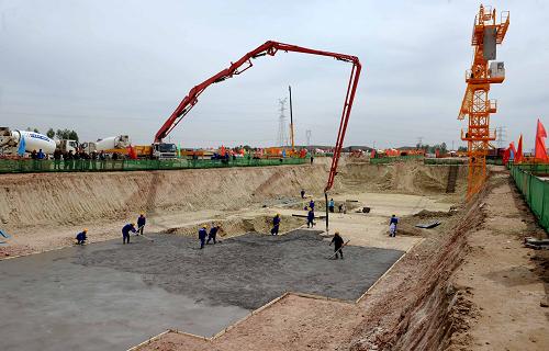 5月24日,施工人员在鄂尔多斯市新开工的康巴什新区北部公租房工程浇筑地基。内蒙古自治区鄂尔多斯市加快保障性住房建设,累计投入资金134亿元,建成各类保障性住房682万平方米,初步解决了75800余户低收入家庭的住房难题。未来5年,鄂尔多斯市将继续以“住有所居、居有所乐”为目标,规划投资210亿元用于针对低收入群体的廉租房、经济适用房、限价商品房、农村危旧住房建设,同时还将向符合条件的低收入家庭发放租赁补贴金,构建多层次、全方位的城乡居民基本住房保障体系。新华社记者 张领 摄