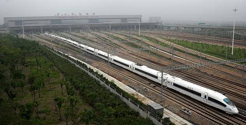 一辆试运行的京沪高铁CRH380B动车驶离上海虹桥站(6月12日摄)。6月13日,铁道部举行京沪高铁新闻发布会宣布,京沪高铁将于6月底开通,票价最低410元,最高1750元,并将根据市场需求实行票价浮动政策。新华社发(钮一新 摄)