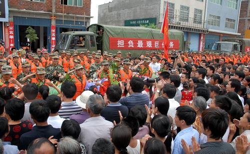 乐平市镇桥镇群众为参加抗洪抢险的武警官兵送行(6月20日摄)。6月20日,江西乐平市镇桥镇数百名群众自发走上街头送别参加抗洪抢险的武警官兵。6月15日,武警南昌市支队出动近500名官兵奔赴乐平市镇桥镇参加抗洪抢险,经过4天时间的艰苦奋战,确保了乐安河联圩大堤的安全,圆满完成任务。新华社发(邵华 摄)