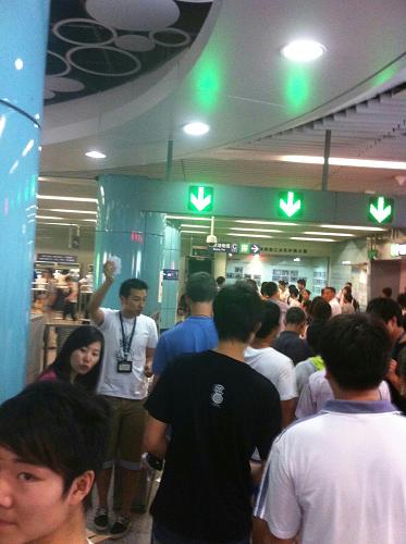 事故发生后地铁四号线动物园站内情况(7月5日摄)。当日上午,北京地铁四号线动物园站自动扶梯发生故障,截至11时50分,已致1人死亡,2人重伤,26人轻伤。新华社记者 卢国强 摄