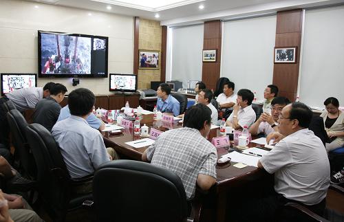 7月26日,在国家海洋局“蛟龙”号海试陆基保障中心,海试领导小组成员通过视频连线监控海试现场情况。北京时间7月26日上午,中国载人深潜5000米级海试现场传来捷报,“蛟龙”号在第二次下潜试验中成功突破5000米水深大关,并成功回收至“向阳红09”船。经确认,此次下潜试验完成了既定目标,最大下潜深度达到5057米,创造了中国载人深潜新的历史。新华社记者 罗沙 摄
