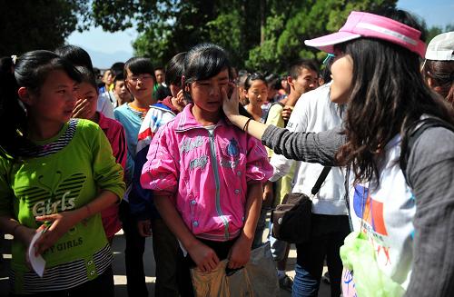 8月2日,临行前一名台湾支教大学生(右)为兰州市第二十四中学的一名学生擦拭眼泪。新华社记者 张锰 摄