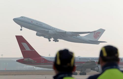 10月28日,执行首次航空生物燃料试飞的波音747客机在北京首都机场起飞。当日,国航一架747客机在空中飞行燃烧了10多吨生物燃油后,平稳地降落在北京首都机场的跑道上,中国首次航空生物燃料用于客机试飞取得成功。飞机上燃烧的不仅有从石油中提炼出的航空煤油,还有从植物果实中提炼出的生物燃油。新华社发(荆雷 摄)