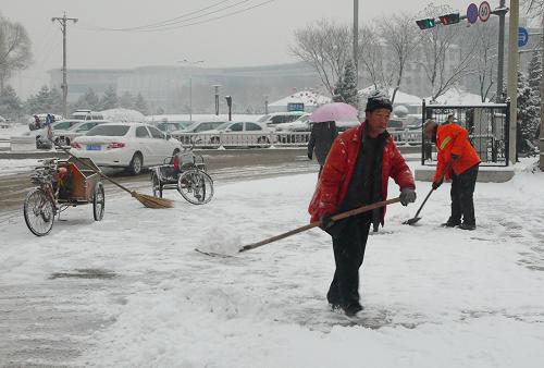 11月29日,朔州环卫工人在清扫积雪。当日清晨,山西朔州下起今冬初雪。入冬以来,由于气候干燥,北方始终没有迎来降雪。从今天凌晨开始,一场瑞雪飘然而至,此次降雪有效地净化了空气,对预防呼吸道疾病非常有益。新华社发(马占俊 摄)