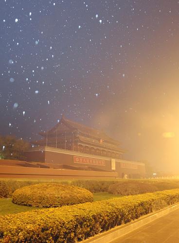 天安门地区雪景(2011年12月2日摄)。当日,北京降下今冬第一场雪。降雪从清晨开始,大多数雪花落地后迅速融化。新华社记者 邢广利 摄