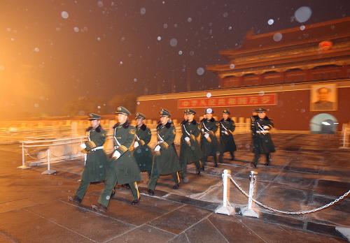 12月2日,武警战士在北京天安门广场执勤。当日,北京降下今冬第一场雪。降雪从清晨开始,大多数雪花落地后迅速融化。新华社记者 邢广利 摄
