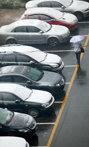 12月2日,北京市南二环地区,路人冒雪前行。当日,北京降下今冬第一场雪,目前降雪仍在持续。新华社发 (万象 摄)
