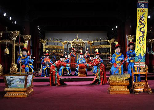 1月17日,乐师们在天坛公园神乐署排练中和韶乐。春节期间(初一至初五),北京天坛公园将为百姓再现昔日的中和韶乐,强大的演出阵容将为人们带来全新的视听享受。韶乐又称雅乐,起源于西周,为皇家祭天时使用的音乐。韶乐演奏融礼、乐、歌、舞为一体,乐器采用金、石、丝、竹、土、木、匏、革八种材料,古朴典雅。明太祖朱元璋更其名为中和韶乐,沿用至今。新华社记者 何俊昌 摄