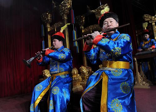 1月17日,身穿清代服饰的老乐师在天坛公园神乐署排练中和韶乐。春节期间(初一至初五),北京天坛公园将为百姓再现昔日的中和韶乐,强大的演出阵容将为人们带来全新的视听享受。韶乐又称雅乐,起源于西周,为皇家祭天时使用的音乐。韶乐演奏融礼、乐、歌、舞为一体,乐器采用金、石、丝、竹、土、木、匏、革八种材料,古朴典雅。明太祖朱元璋更其名为中和韶乐,沿用至今。新华社记者 何俊昌 摄