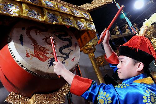 1月17日,身穿清代服饰的鼓手在天坛公园神乐署排练中和韶乐。新华社记者 何俊昌 摄
