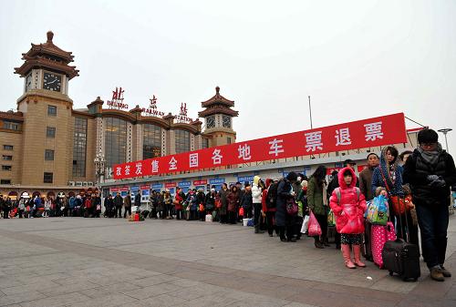1月20日,旅客在北京站广场排队等候乘坐北京站至北京西站的春运专线。当日,北京站迎来春运高峰,预计全天发送旅客13万余人。早上8点,记者在北京站广场看到,实名制验证验票亭全部开放,并没有大量旅客积压,爱心通道和快速通道的开设也极大便利了有需要的旅客进站。在候车室内,专门设有爱心服务区,为“老弱病残孕”旅客提供服务。据了解,为了确保旅客春运期间顺利出行,北京站机关工作人员已全部充实到一线服务春运,并采取加设进站通道、制定极端天气应急预案等诸多措施,迎战春运高峰。新华社记者 公磊 摄