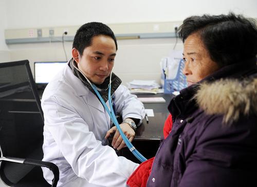2月2日,派遣医师刘伟斌在大余县人民医院坐诊。“要不是来了这批医生,我的命很可能就没了。”江西大余县南安镇五里山村农民黄万余说,他突发急性心肌梗死,多亏了市里下来支援的刘伟斌医生,及时安置起搏器,让他渡过了难关。江西省从2005年开始在城市医院抽调业务骨干支援国家级贫困医院,帮助基层医院提高整体技能和服务水平。截止到2011年10月31日,江西累计下派医师905人,对口支援医院55家,义诊人次超过96万,对口支援医院业务培训7.6万次,省内受援医院病房手术例数增长了5倍多。新华社记者 周科 摄