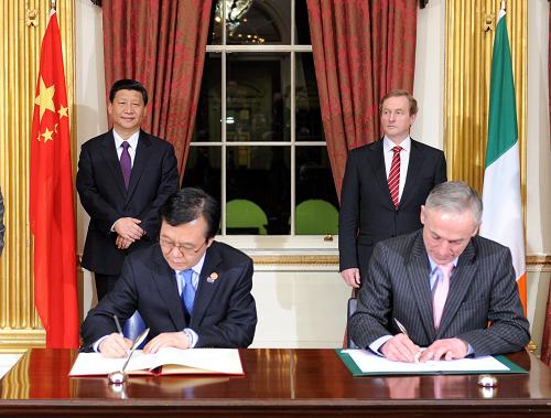 2月19日,中国国家副主席习近平在都柏林与爱尔兰总理肯尼举行会谈。这是会谈结束后,习近平与肯尼共同出席两国有关签字仪式。新华社记者 谢环驰 摄