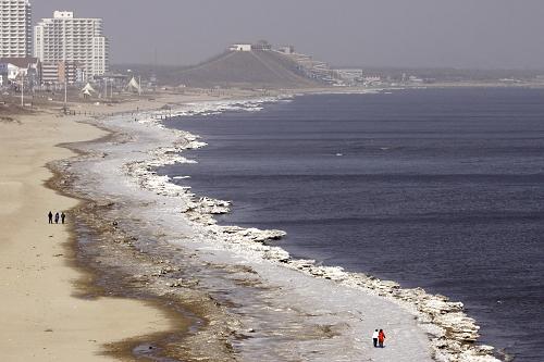 2月20日,河北省秦皇岛市昌黎县黄金海岸岸边浮冰逐渐消融。随着近日气温回升,秦皇岛海域冰情逐渐消融,海岸线重新显现。从1月中旬开始,秦皇岛海域出现浮冰,在2月2日前后,海冰进一步发展,对船舶进出港航行和靠泊作业安全产生一定影响。新华社发(张子康 摄)