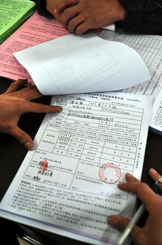2月27日,在广西南宁市兴宁区五塘镇社会保障服务中心,工作人员在为当地群众办理新型农村社会养老保险。从2012年1月1日起,广西实施新型农村社会养老保险制度全覆盖工作,逐步解决全区适龄农民老有所养问题。坚持政府和个人共担责任,政府对无力承担个人责任的困难群众代为缴费,帮助其参保。截至2011年底,广西新农保和城镇居民社会养老保险试点覆盖面分别达到68%和66%,共有878.93万人参保,322.68万人领取了养老金,共发放养老金14.66亿元,基金累计结余16.81亿元。新华社记者 陆波岸 摄