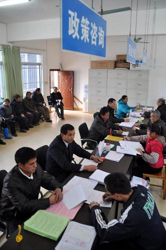 2月27日,在广西南宁市兴宁区五塘镇社会保障服务中心,当地群众在办理新型农村社会养老保险。从2012年1月1日起,广西实施新型农村社会养老保险制度全覆盖工作,逐步解决全区适龄农民老有所养问题。坚持政府和个人共担责任,政府对无力承担个人责任的困难群众代为缴费,帮助其参保。截至2011年底,广西新农保和城镇居民社会养老保险试点覆盖面分别达到68%和66%,共有878.93万人参保,322.68万人领取了养老金,共发放养老金14.66亿元,基金累计结余16.81亿元。新华社记者 陆波岸 摄