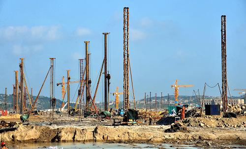 这是平潭金井湾建设工地(5月21日摄)。自2011年以来,福建省全面实施《平潭综合实验区总体发展规划》,迅速形成开发建设热潮。2012年安排投资598.8亿元,1至4月已完成投资191.66亿元,占全年计划32.01%。76个项目已开工47个。福建平潭岛总面积392.9平方公里,是祖国大陆距离台湾本岛最近的岛屿县,在开展两岸交流合作中具有独特的区位优势。新华社记者 林善传 摄