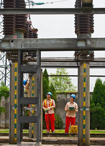 5月22日,电力检修人员在湖州110千伏紫云变电站进行电网避雷器带电测试,保证电网在雷雨多发的夏季能够安全运行。随着夏季用电高峰日益临近,国家电网浙江湖州电力局检修试验工区对所管辖的100座变电站进行了地毯式排查。根据浙江省2012电力供需平衡预测,今年夏季全省最大电力负荷缺口约900万千瓦,湖州市最大电力负荷缺口约70万千瓦。新华社记者 徐昱 摄
