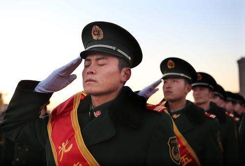 11月23日,一位武警战士在天安门广场向国旗敬礼新华社发(万象 摄)