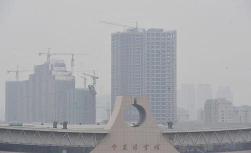 1月14日,在宁夏回族自治区银川市,市区各建筑均被浓雾笼罩。当日,宁夏银川市出现雾霾天气,市区被浓雾笼罩,给出行的市民带来不便。据银川市环保局网站公布的数据显示,到上午9时,银川市5个监测点监测的PM2.5数据均达到100微克每立方米以上,其中,宁化生活区监测点监测的PM2.5数据为184微克每立方米。新华社记者 彭昭之 摄