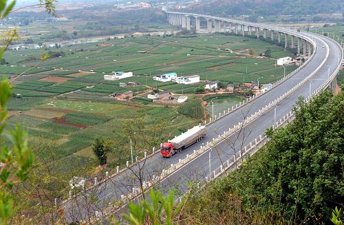 穿越滇西崇山峻岭的保山至龙陵高速公路(3月26日摄)。新华社记者 陈海宁 摄