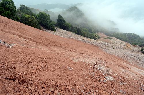 这是福州市晋安区峨嵋村加良山矿区亟待恢复植被的山体(5月8日摄)。新华社记者 张国俊 摄
