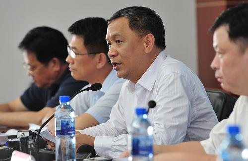 6月8日,在厦门市人民政府新闻发布会现场,新闻发言人黄文辉(左三)在介绍案情。当日,厦门市就厦门公交车起火刑事案件召开新闻发布会。6月7日18时20分许,福建省厦门市一公交车在行驶过程中突然起火,共造成47人死亡、34人因伤住院。经勘查发现,起火公交车轮胎正常、油箱完整,现场发现的助燃剂经检验为汽油,而该公交车使用的是柴油发动机,由此可排除安全生产事故。经初步认定这是一起严重刑事。发布会上还透露,目前,案件侦破情况已有所进展,厦门市将择机向社会公布有关情况。新华社记者 魏培全 摄
