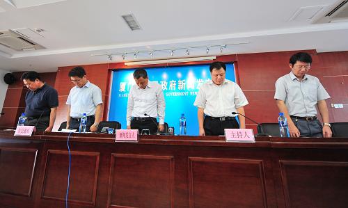 6月8日,在厦门市人民政府新闻发布会现场,厦门市安监局、交通局、卫生局、教育局的相关负责人、新闻发言人和媒体记者向遇难者默哀。新华社记者 魏培全 摄