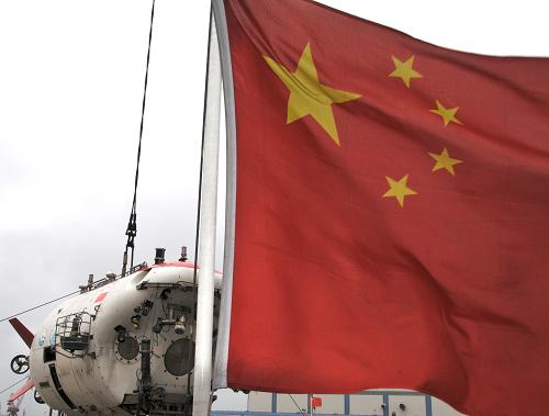 起吊过程中的“蛟龙号”载人深潜器(6月8日摄)。新华社记者 张旭东 摄