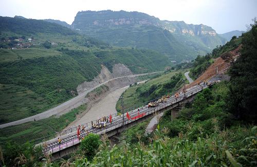 8月13日,成都铁路局现场抢修人员在云南省大关县天星镇山体滑坡现场进行线路整修作业。新华社记者 薛玉斌 摄