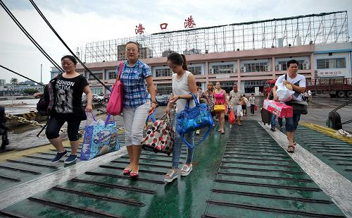 8月15日,旅客在海口港登船。新华社记者 郭程 摄