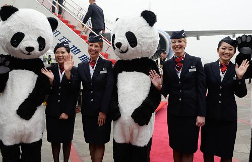 9月23日,英国航空公司的工作人员向旅客挥手致意。当日,从英国伦敦希思罗机场起飞的英国航空公司BA89航班在飞行10小时后,抵达成都双流国际机场,这标志着成都-伦敦空中直航正式开通。这将使中西部旅客前往欧洲比以往中转航程节约6到8个小时。新华社记者 李桥桥 摄